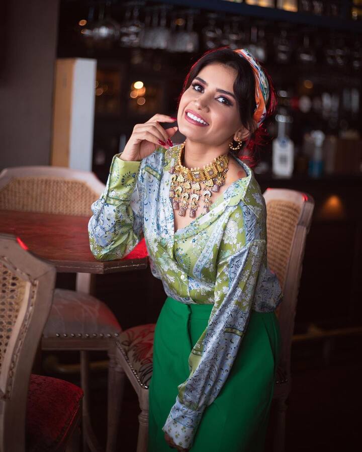 इतना ही नहीं प्रिया ने दीपिका पादुकोण की तरह ही अपने आउटफिट के संग हैवी ट्रेडिशनल नेकपीस कैरी करके फ्यूजन का जबरदस्त तड़का लगाया है.