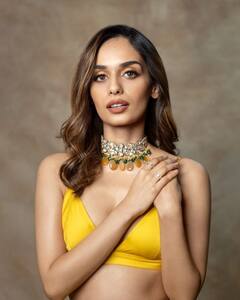 Manushi Chhillar Photos: डीप नेक येलो एथनिक लुक में गजब की खूबसूरत लगीं मानुषी छिल्लर, अदाएं देख कहीं आप भी न खो बैठें दिल!