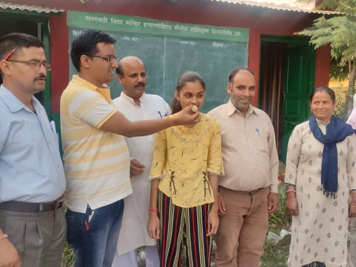 Uttarakhand Board Result 2022: किसान की बेटी उत्तराखंड की सेकेंड टॉपर, 10वीं की परीक्षा में आए 98.60% अंक Uttarakhand Board Result 2022 Farmer daughter second topper in state got 98.60% marks in 10th examination ann Uttarakhand Board Result 2022: किसान की बेटी उत्तराखंड की सेकेंड टॉपर, 10वीं की परीक्षा में आए 98.60% अंक