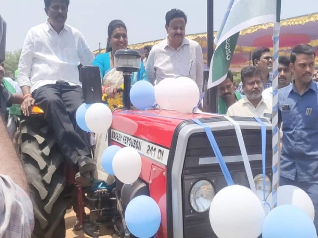 Minister Roja fires setires on Pawan kalyan in Tirupati ysr yantra seva program Roja on Pawan Kalyan: పవన్‌కి సీఎం అయ్యే ఛాన్స్ ఉంది: రోజా