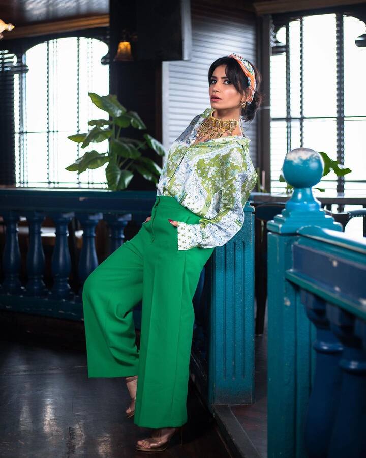 फैंस प्रिया के इस लुक को देख काफी इंप्रेस होते हुए नजर आ रहे हैं. दीपिका के लुक को रीक्रिएट कर प्रिया ने कई तस्वीरें सोशल मीडिया पर शेयर की हैं.