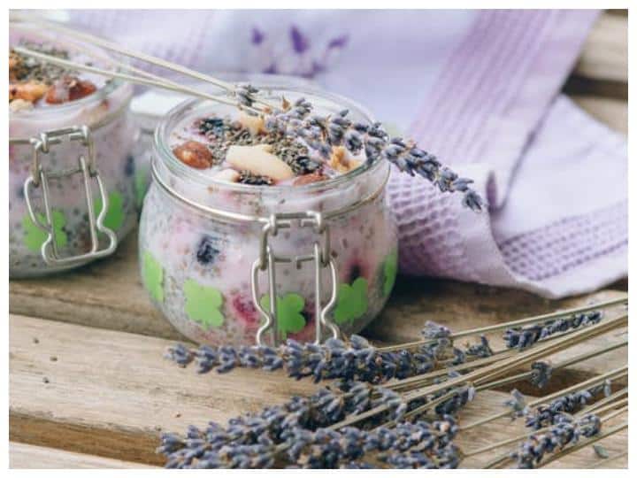 चिया: चिया के बीज कोलेस्ट्राॅल कम करने और कब्ज को भी दूर करने में मदद करता है. ये ओमेगा.3 फैटी ऐसिड से भरपूर होता है, जो हृदय रोग और कैंसर को भी रोकने में मदद करता है.