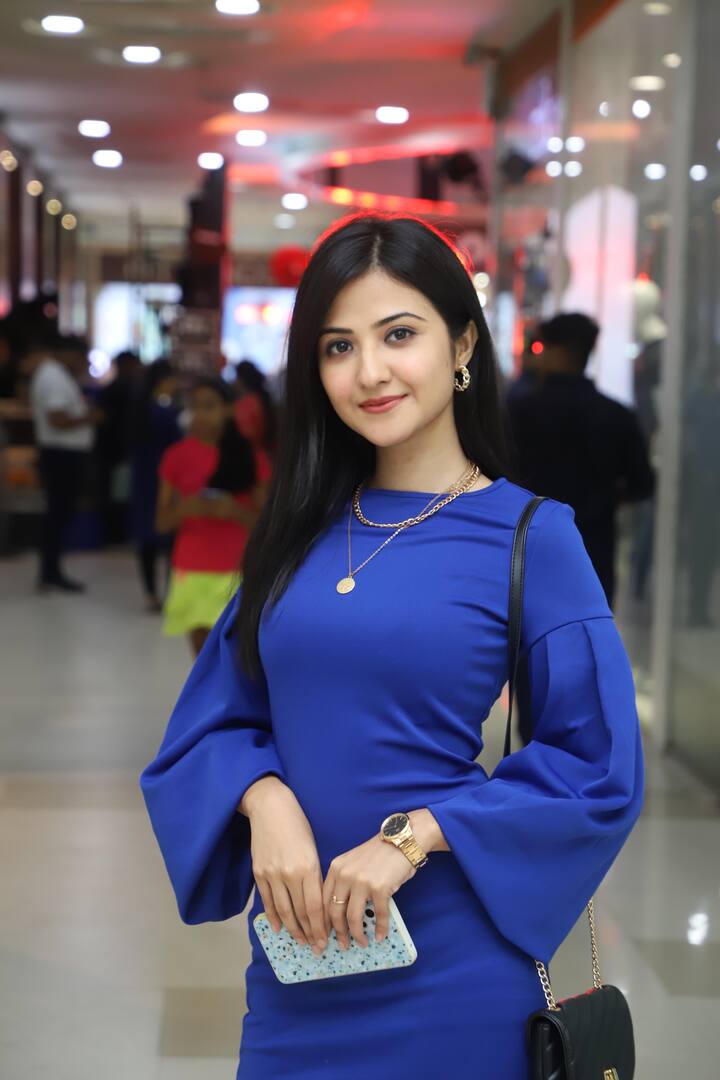 ঠিক এই সময়ে একটি আইটি  কোম্পানির 'ডার্ক ডেয়ার' নামের একটি অ্যাপ্লিকেশন তানিয়ার হাতে এসে পরে। এই অ্যাপ ব্যবহারকারিকে কিছু সাহসী কাজ করার নির্দেশ দেয়, যা করতে পারলে ব্যবহারকারী একটি নির্দিষ্ট অর্থ লাভ পাবে।