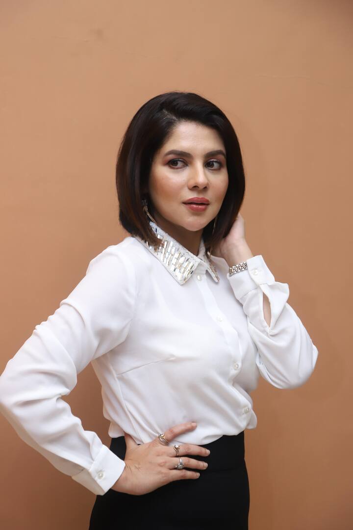 অজানা কোনও গেমের আতঙ্কে জড়িয়ে তছনছ হয়ে যায় অনেকগুলো জীবন। এই গল্পই বলবে 'এনক্রিপ্টেট'। এই ওয়েব সিরিজের মুখ্যভূমিকায় রয়েছেন পায়েল সরকার (Paayel Sarkar) ও ঐশ্বর্য্য সেন (Aishorjyo Sen)।