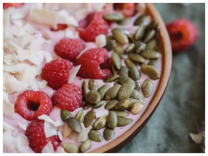 कद्दू के बीज: इसमें फाॅस्फोरस और मैग्नीशियम पाया जाता है. इसे आप सूप या सालद पर छिड़क कर खा सकते हैं.