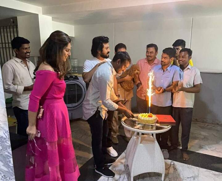 RRR की जबरदस्त सफलता के बाद राम चरण लगातार चर्चा में बने हुए हैं और अपने सरल स्वभाव को वजह से सबका दिल जीत रहे हैं.