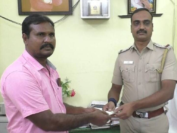 Dharmapuri,money was lying on the ground,Congratulations to the man who handed over 11,000 to the policeman. Dharmapuri : தருமபுரியில் கீழே கிடந்த ரூ. 11,000-ஐ காவலரிடம் ஒப்படைத்த நபர்.. குவியும் பாராட்டுக்கள்..