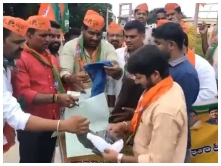 Chaddi Row BJP Workers Collect chaddis To Send To Karnataka Congress office Karnataka: कर्नाटक में अब चड्डी विवाद तेज, जलाई गई खाकी निकर तो बीजेपी RSS ने शुरू किया 'चड्डी' कैंपेन