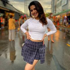 பெண்ணே இது கனவா.. நிஜமா..அசர வைக்கும் ஐஸ்வர்யா மேனனின் க்யூட் கிளிக்ஸ்...