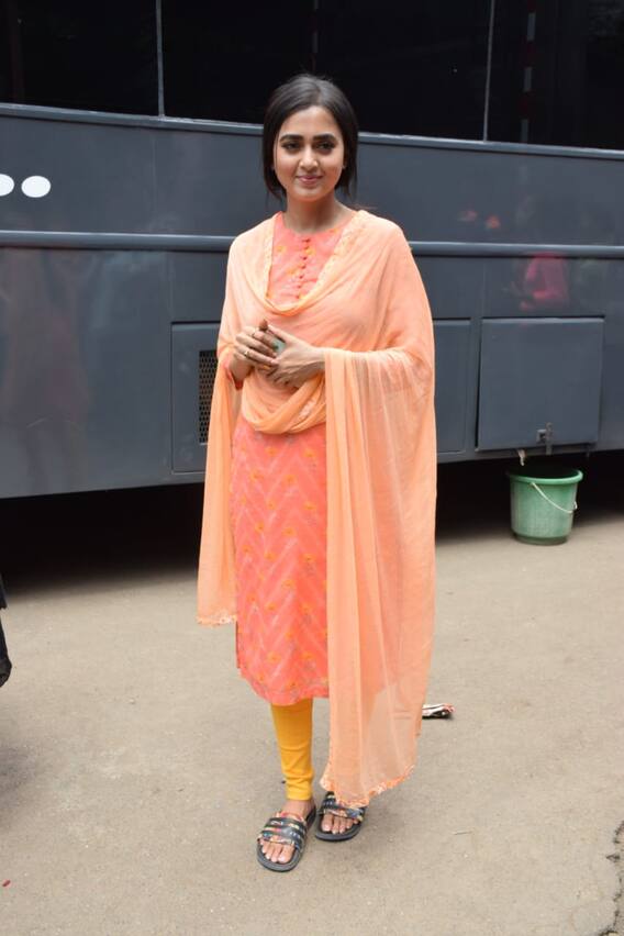 Tejasswi Prakash Birthday: जन्मदिन से पहले फैंस ने दिया तेजस्वी प्रकाश को सरप्राइज, बर्थडे बैश की तस्वीरें हुईं वायरल