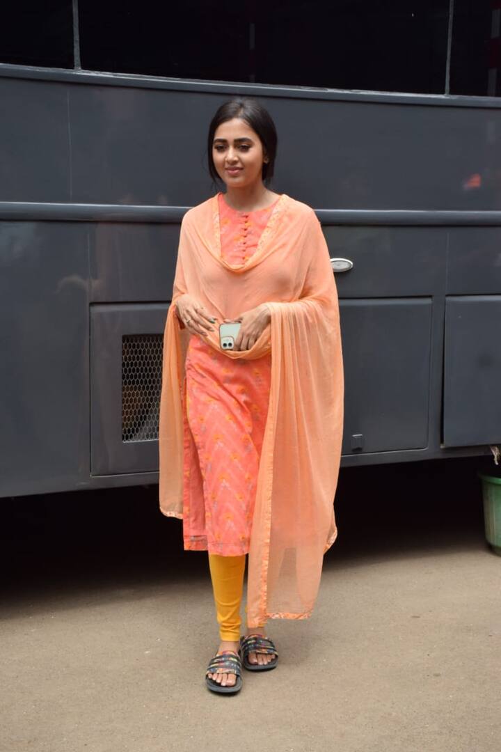 अब आप सोच रहे होंगे आज तो तेजस्वी का जन्मदिन नहीं है तो तेजस्वी प्रकाश केक क्यों काट रही हैं.