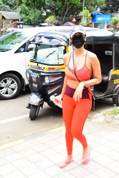 Malaika Arora Photos: जिम आउटफिट में कहर ढाती दिखीं मलाइका अरोड़ा, टोंड फिगर को फ्लॉन्ट करती नज़र आईं एक्ट्रेस