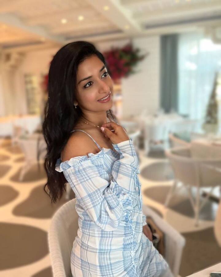 நீயே காதல் நூலகம்