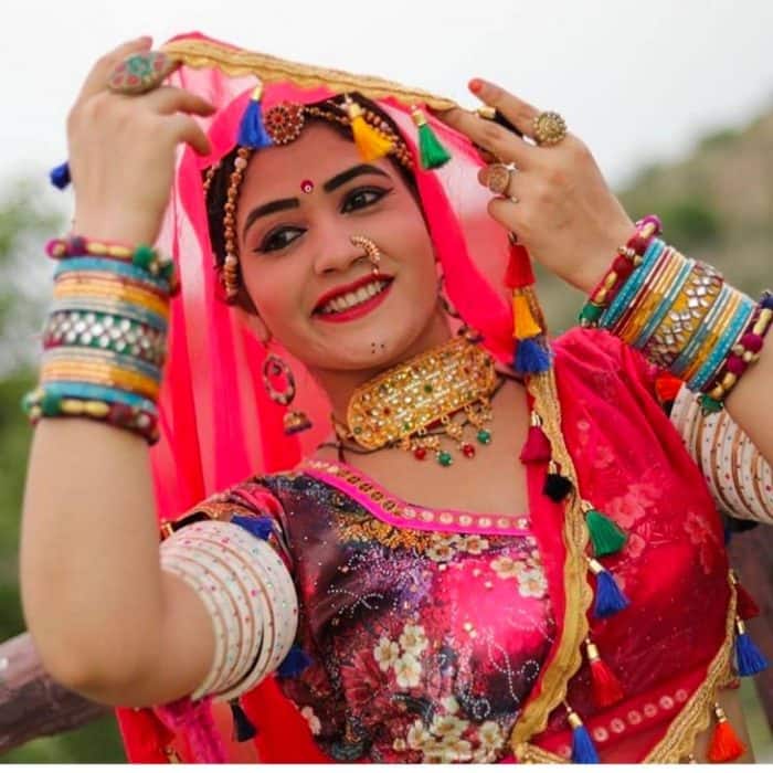बहुत कम लोग जानते हैं गोरी ने हरियाणा की फेमस डांसर सपना चौधरी के साथ भी स्टेज शेयर किया है.