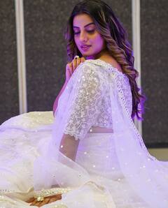 In Pics: व्हाइट साड़ी में बला की खूबसूरत दिखीं Akshara Singh, अदाओं ने किया फैन्स को घायल