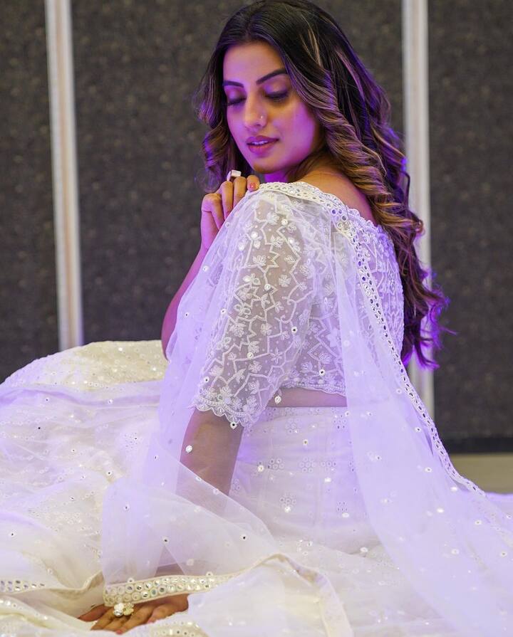 हाल ही में शेयर की गई इन तस्वीरों में अक्षरा सिंह जालीदार व्हाइट साड़ी में नजर आ रही हैं. अक्षरा का ये लुक एकदम परी जैसा लग रहा हैं.