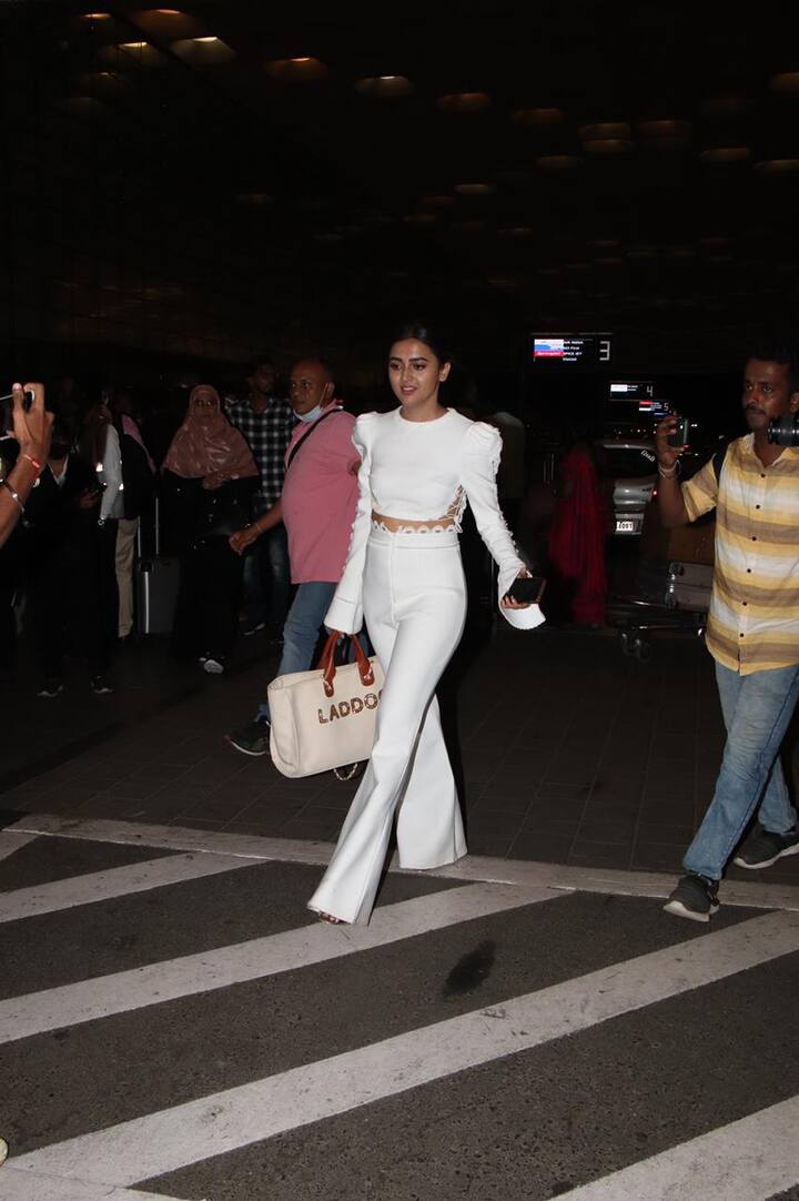 हालांकि, कपल ने एक साथ पोज देने से परहेज किया.