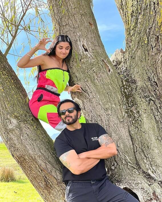 ટીવી એક્ટ્રેસ કનિકા માન એ રોહિત શેટ્ટી સાથે ફની ફોટો શેર કર્યા છે. આ તસવીરો વાયરલ થઈ રહી છે.