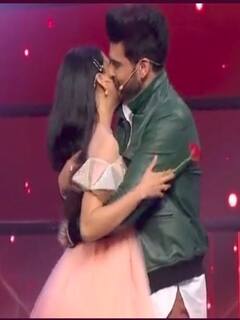 Tejasswi Prakash ने घुटने के बल बैठकर करण कुंद्रा को किया प्रपोज, खुशी से फूले नहीं समा रहे फैंस, देखिए Video