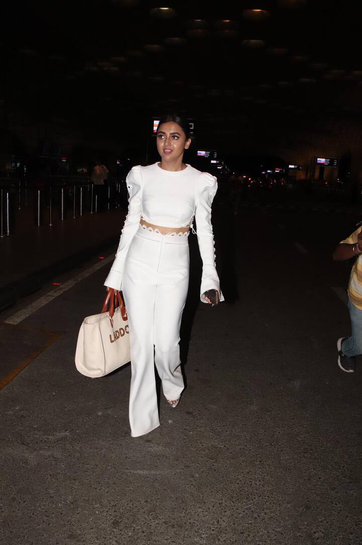 टीवी के फेमस कपल करण कुंद्रा (Karan Kundrra) और तेजस्वी प्रकाश (Tejasswi Prakash) को हाल ही में मुंबई एयरपोर्ट पर स्पॉट किया गया.