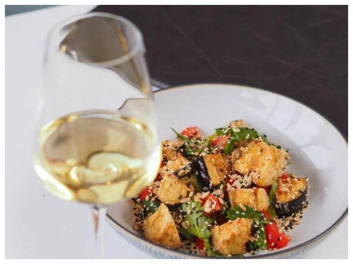 तिल: इसमें जिंक, सेलेनियम, काॅपर, आयरन, विटामिन बी जैसे कई पोषक तत्व पाए जाते हैं साथ ही यक कैंसर के खतरे को भी कम करता है. रोजाना सेवन करने से मधुमेह और हृदय रोग का खतरा भी कम रहता है.