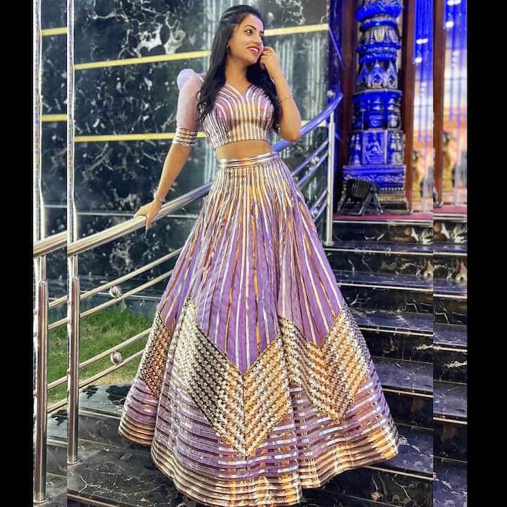సోషల్ మీడియాలో యాక్టివ్ గా ఉండే బ్యూటీ లేటెస్ట్ ట్రెండ్ ని ఫాలో అవుతూ ఓవైపు, ట్రెడిషినల్ లుక్ లో మరోవైపు మెస్మరైజ్ చేస్తూ ఫొటోస్ షేర్ చేస్తుంటుంది.