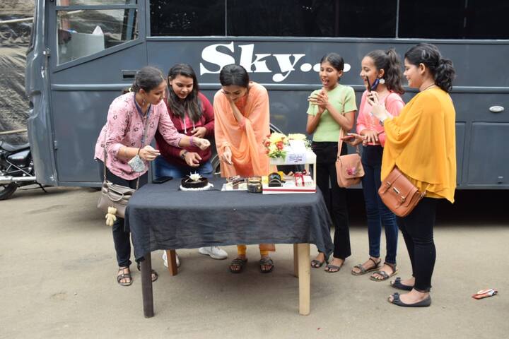 आपकी उलझन को सुलझाते हुए बता दें, तेजा के फैंस अच्छे से जानते हैं कि एक्ट्रेस का जन्मदिन 10 जून को है.