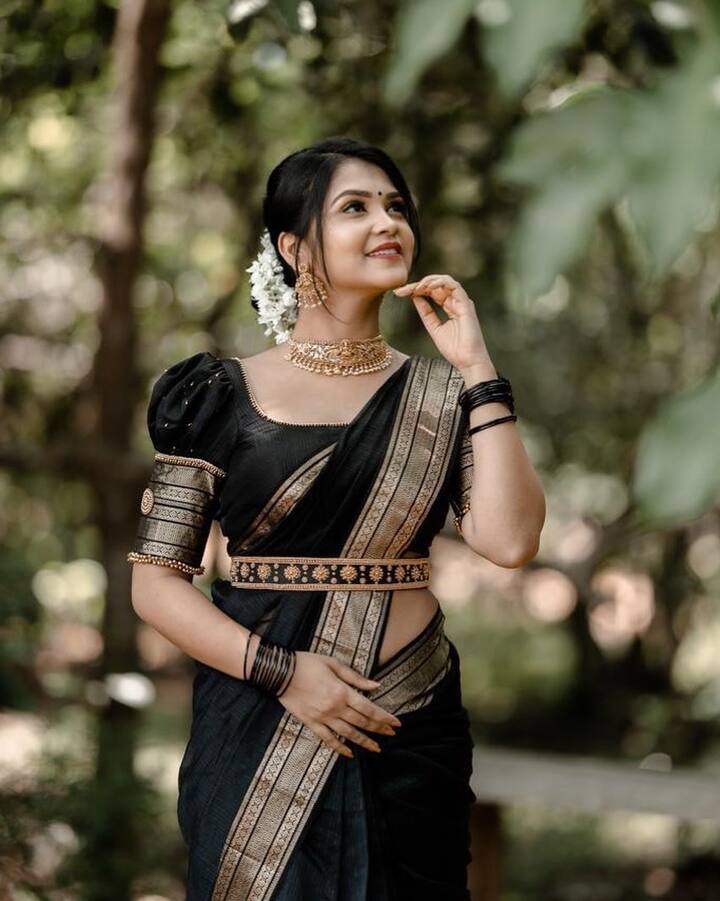ప్రస్తుతం కన్నడంతో పాటూ తెలుగు, తమిళంవైపు కూడా ఫేస్ టర్నింగ్ ఇచ్చుకున్న అమూల్య.. బుల్లితెర బాహుబలి కార్తీకదీపం సీరియల్ తో తెలుగు బుల్లితెరపై ఎంట్రీ ఇచ్చింది.