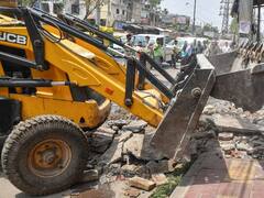 Delhi News: दिल्ली के मंगोलपुरी इलाके में चला प्रशासन का बुलडोजर, अवैध अतिक्रमण पर हुई कार्रवाई