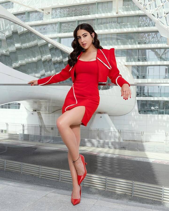 सारा ने फोटोज शेयर करते हुए लिखा-लेफ्ट यू ऑन रेड. फोटोज में वह चेयर पर बैठकर अलग-अलग पोज देती नजर आ रही हैं. सारा की कातिलाना अदाएं फैंस को दीवाना बना रही हैं.