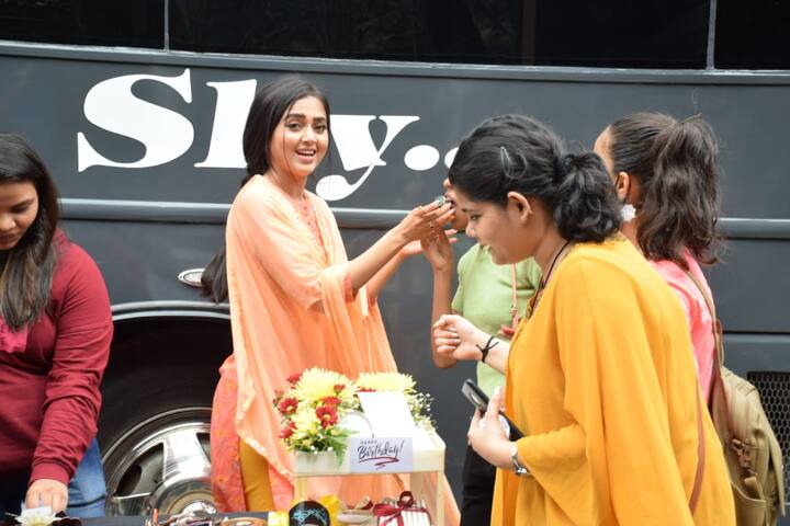 सेट पर ढेर सारे केक लेकर आए तेजा के फैंस ने उन्हें सरप्राइज़ दिया. इस सरप्राइज़ को देख तेजस्वी की खुशी सातवे आसमान पर पहुंच गई.