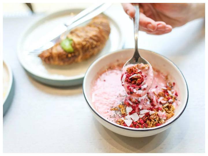 हमारी डेली डाइट में बीजों को भी शामिल करना चाहिए, जो हमें कई तरह की बीमारियों के साथ हमारे हृदय को भी स्वस्थ्य रखेगा. यह बीज हमारे आंतों के स्वास्थ्य के लिए भी फायदेमंद है. तो आइए आज हम आपको 5 ऐसे बीजों के बारे में बताएंगे जिन्हें आपको अपनी डेली रूटीन में जरूर शामिल करनी चाहिए.