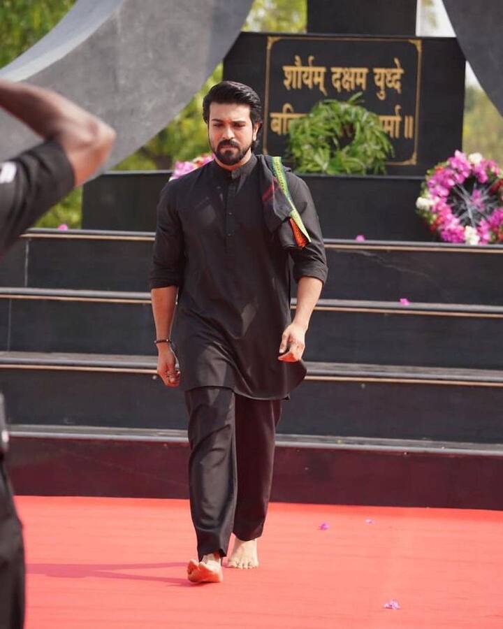 कुछ दिन पहले वो RRR की सक्सेस पार्टी में नंगे पैर पहुंचे थे. बाद में पता चला कि, राम चरण ने अयप्पा दीक्षा ली है, जो केरल के सबरीमला मंदिर में दर्शन करने से पहले लेनी होती है और इसमें 41 दिन तक कई नियमों का पालन करना होता है, जिसमें नंगे पैर रहना भी शामिल है.