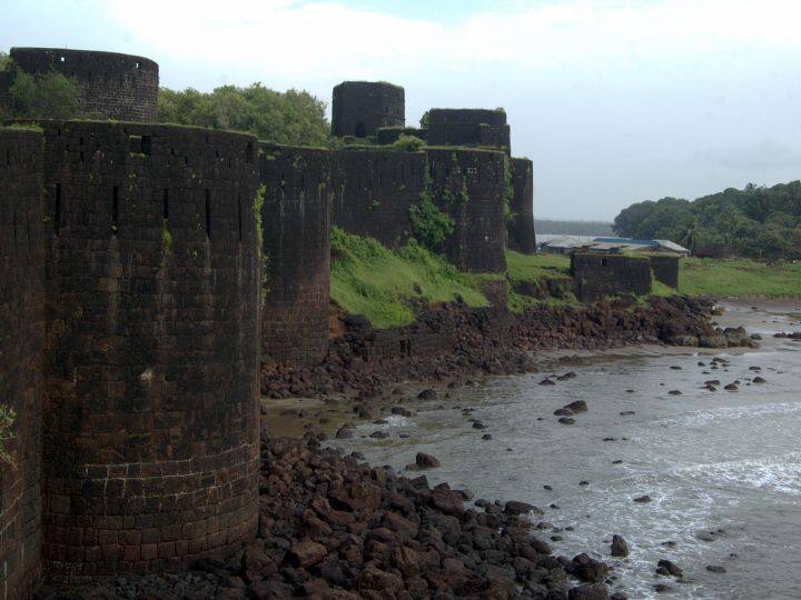 Maharashtra Sindhudurg Marathi News Vijaydurg fort in bad condition Hindu Janajagruti Samiti warning of agitation Vijaydurg Fort  : इतिहासातील सोनेरी पान 'विजयदुर्ग' किल्ला दयनीय स्थितीत; हिंदु जनजागृती समितीचा आंदोलनाचा इशारा 