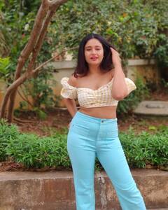 Poonam Bajwa: ఈ హీరోయిన్‌ను ఇలా ఎప్పుడూ చూసుండరు