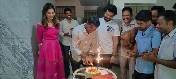 मेगा स्टार राम चरण ने सेलिब्रेट किया अपने ड्राइवर का जन्मदिन, लोगों को उनमें दिखी उनके पिता चिरंजीवी की छवि