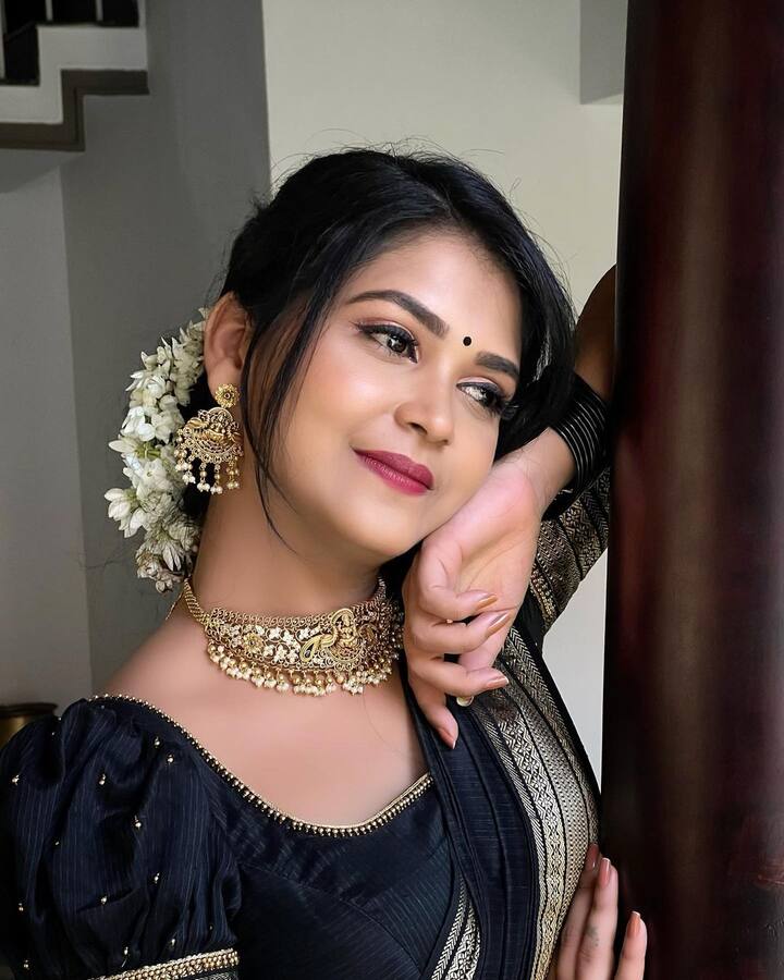 మైసూర్‌లో 1993 జనవరి 8న జన్మించిన అమూల్యా.. 2014లో కన్నడ సీరియల్ ‘స్వాతి ముత్తు’తో నటిగా అరంగేట్రం చేసింది. ‘కమలి’ అనే సీరియల్‌తో మంచి గుర్తింపు తెచ్చుకుంది. ఆ తర్వాత.. ‘పునర్ వివాహ’, ‘ఆరామనే’ సీరియల్స్ చేసింది. ఆరామనే సీరియల్ లో నెగిటివ్ లీడ్ లో ప్రత్యేక గుర్తింపు తెచ్చుకుంది.