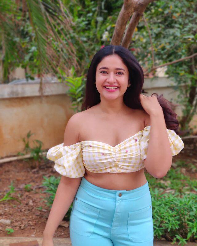 పూనమ్ బజ్వా లేటెస్ట్ ఫోటోలు  -Image credit: PoonamBajwa/Instagram