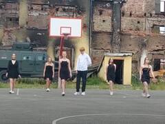 Watch: Ukraine में ग्रेजुएशन पूरा होने के बाद छात्रों ने क्षतिग्रस्त स्कूली इमारत के सामने किया डांस