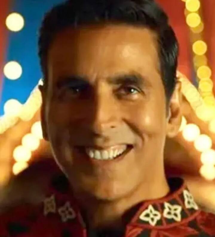 डायरेक्टर आनंद एल राय की फिल्म ‘अतरंगी रे’ में अक्षय कुमार (Akshay Kumar) ने एक कैमियो रोल निभाया था. इस फिल्म में अपने छोटे लेकिन बेहद अहम् रोल के लिए अक्षय कुमार को एक-दो करोड़ नहीं बल्कि पूरे 27 करोड़ रुपए लिए थे. आपको बता दें कि फिल्म में सारा अली खान और धनुष मुख्य भूमिका में थे.
