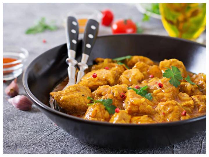स्पाइसी खाने को करें अवाॅयड. मसालेदार खाना अपच का कारण बन सकता है इसलिए इससे आपका नुकसान ही होगा साथ ही यह आपकी शादी के दिन के लिए अच्छा नहीं होगा.