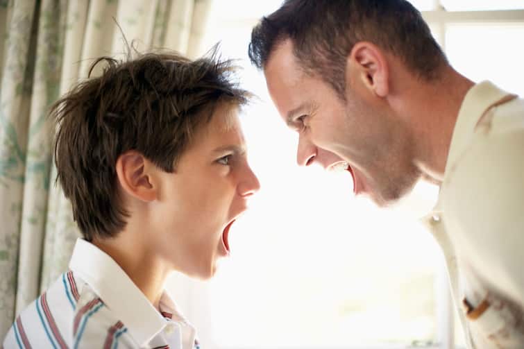 Vastu Tips for Father Son Relationship tips to improve relation between father and son marathi news Vastu Tips for Father-Son Relationship : वडील आणि मुलामध्ये अनेकदा होताएत मतभेद, या वास्तु टिप्समुळे नाते होईल दृढ