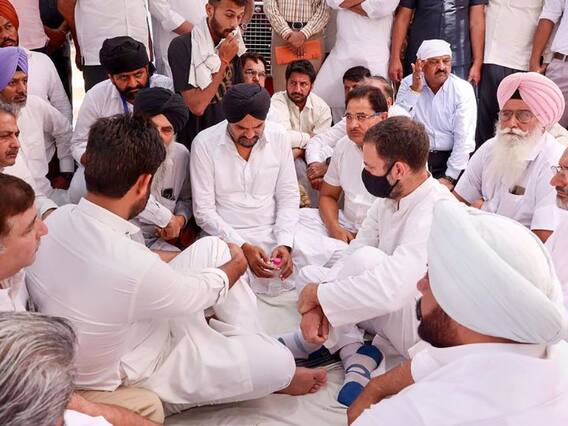 Photos: सिंगर मूसेवाला के घर पहुंचे राहुल गांधी, पिता को लगाया गले, हाथ जोड़ दी मूसेवाला का श्रद्धांजलि