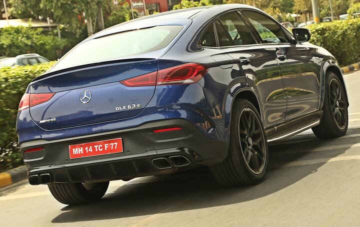 সুপার কারের থেকেও বেশি শক্তি রয়েছে এই গাড়িতে। মার্সেডিজ-এএমজি জিএলই 63 এস কুপেতে পাবেন 'রাফ পাওয়ার'। রাস্তায় এই গাড়ির সঙ্গে পাঞ্জা কষার আগেই তা অন্যদের ওভারটেক করে যায়।