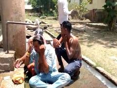 Durg: पानी की समस्या को लेकर लोगों ने किया अनोखा प्रदर्शन, निगम के जोन कार्यालय में नहाया और धोया कपड़ा