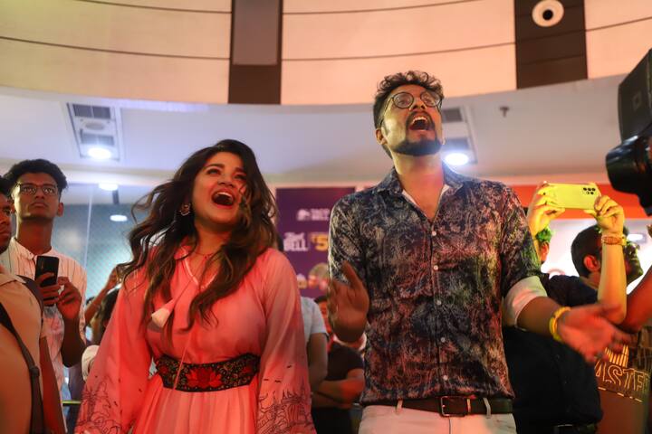 সদ্য মুক্তি পেয়েছে এই সিরিজের টিজার। সেখানে আঁচ পাওয়া গিয়েছে গল্পের। কলকাতার প্রেক্ষাপটের এই গল্প মনে করাবে ব্লু হোয়েল বা মোমো-র মত আতঙ্ককে।