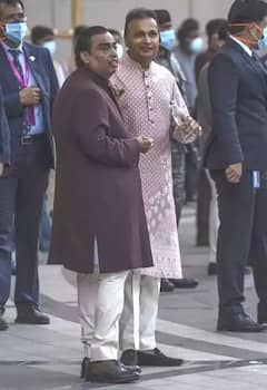 Mukesh-Anil Ambani: अंबानी के घर जल्द बजेगी शहनाई! अनिल अंबानी भी फंक्शन में रहे मौजूद, देखें तस्वीरें