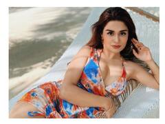 Avneet Kaur Photos: समुद्र किनारे बैठ अवनीत कौर ने दिखाई दिलकश अदा, स्टनिंग लुक देख फैंस हो गए फिदा