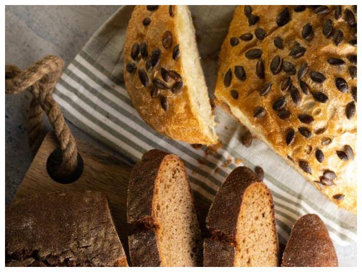 सूरजमुखी के बीज: इसमें मोनोसैचुरेटेड फेट, विटामिन ई और प्रोटीन पाए जाते हैं. भुने हुए सूरजमुखी के बीजों को दही या सलाद की डिश में मिला सकते हैं.