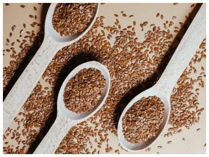 अलसी: इसमें ओमेगा.3, फैटी एसिड, फाइबर और अन्य खनिज पाए जाते हैं. ये कोलेस्ट्राॅल के स्तर को कम करता है. खाना खाने से पहले एक मुट्ठी अलसी खाने से कई फायदे मिलेंगे.